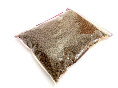 Kapalı plastik poşette içi kahverengi köpek mamasıyla dolu bir paket kuru hayvan yiyeceği. Kediler ve köpekler için uygun. Beyaz arkaplanda izole edilmiş ambalaj