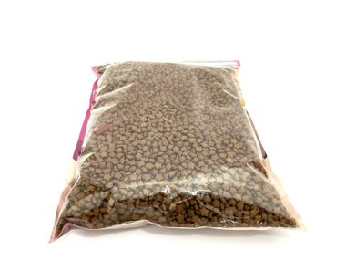 Kapalı plastik poşette içi kahverengi köpek mamasıyla dolu bir paket kuru hayvan yiyeceği. Kediler ve köpekler için uygun. Beyaz arkaplanda izole edilmiş ambalaj