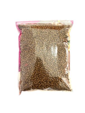 Kapalı plastik poşette içi kahverengi köpek mamasıyla dolu bir paket kuru hayvan yiyeceği. Kediler ve köpekler için uygun. Beyaz arkaplanda izole edilmiş ambalaj