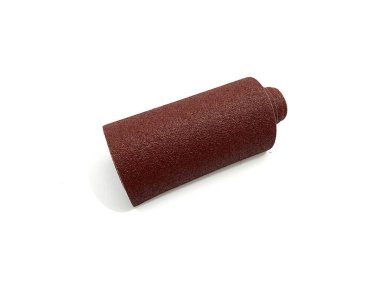Kahverengi zımpara kağıdı yüzeyi düzleştirmek ve cilalamak için yuvarlanır. Ahşap işçiliği, metal ve DIY projeleri için ideal. Beyaz arkaplanda izole edilmiş aşındırıcı araç fotoğrafçılığı.