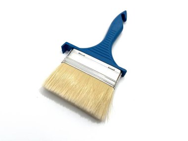 Geniş düz boya fırçası, mavi plastik saplı ve doğal kıllı, boya ve dekorasyon için ideal. DIY araç fotoğrafçılığı, beyaz arkaplanda izole.