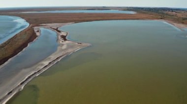 Tuz göllerinin üzerinden güzel bir yaz uçuşu. Kuru göller. Yeşil çimenler. İyi uçuşlar..