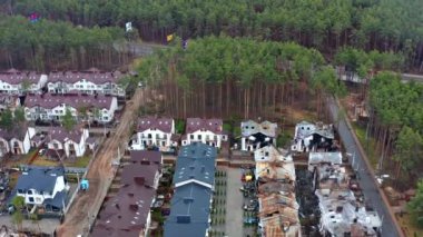 Yıkılmış ve yanmış evlerin havadan görüntüsü. Evler Rus askerlerinin roketleri ya da mayınlarıyla yıkıldı..