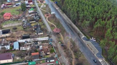 Yolun üst manzarası. Yıkılmış ve yanmış evlerin havadan görüntüsü. Evler Rus askerlerinin roketleri ya da mayınlarıyla yıkıldı..
