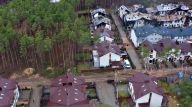 Yolun üst manzarası. Yıkılmış ve yanmış evlerin havadan görüntüsü. Evler Rus askerlerinin roketleri ya da mayınlarıyla yıkıldı..