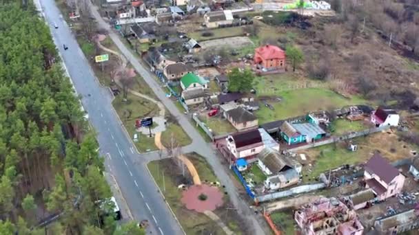 Вид Сверху Дорогу Вид Воздуха Разрушенные Сожженные Дома Дома Разрушены — стоковое видео
