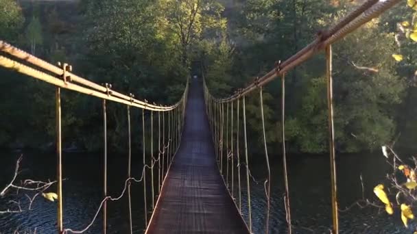 Marchez Long Pont Fer Qui Pend Dessus Rivière Pont Suspendu — Video