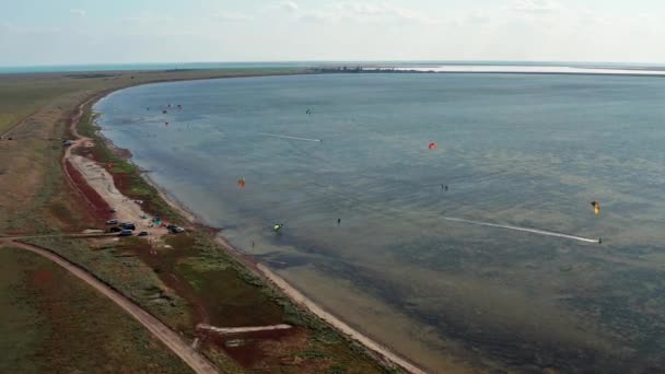 人们在海上冲浪 风带着运动员沿着海浪前进 彩色降落伞 — 图库视频影像