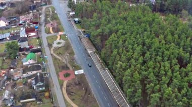 Yolun üst manzarası. Yıkılmış ve yanmış evlerin havadan görüntüsü. Evler Rus askerlerinin roketleri ya da mayınlarıyla yıkıldı..