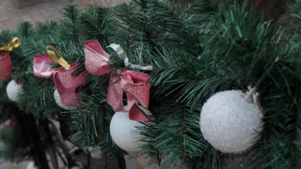Красивый Новый Год Рождественские Игрушки Ветках Зеленой Елки Рождественские Украшения — стоковое видео