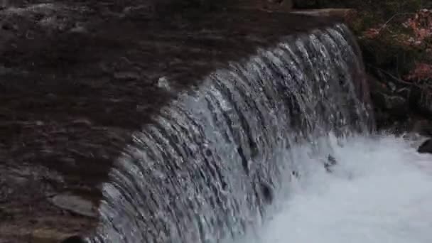 水美丽地流过岩石 漂亮的小瀑布喀尔巴阡山瀑布附近美丽的溪流和小瀑布 — 图库视频影像