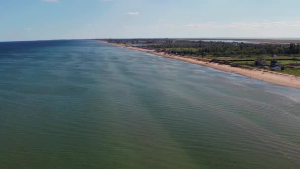 Krásný Let Létě Nad Pláží Lidé Odpočívají Moře Domy Pro — Stock video