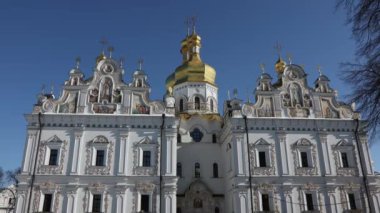 Kiev-Pechersk Lavra Katedrali 'nin güzel manzarası. Katedralin dışarıdan görünüşü. Güzel altın kubbeler ve mavi gökyüzü.