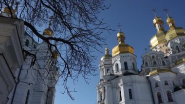 Kiev-Pechersk Lavra Katedrali 'nin güzel manzarası. Katedralin dışarıdan görünüşü. Güzel altın kubbeler ve mavi gökyüzü.