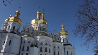 Kiev-Pechersk Lavra Katedrali 'nin güzel manzarası. Katedralin dışarıdan görünüşü. Güzel altın kubbeler ve mavi gökyüzü.