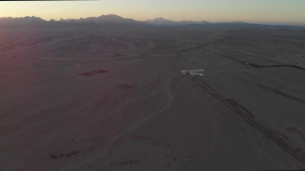 Vuelo Nocturno Atardecer Sobre Desierto Del Sahara Montañas Fondo Sol — Vídeo de stock