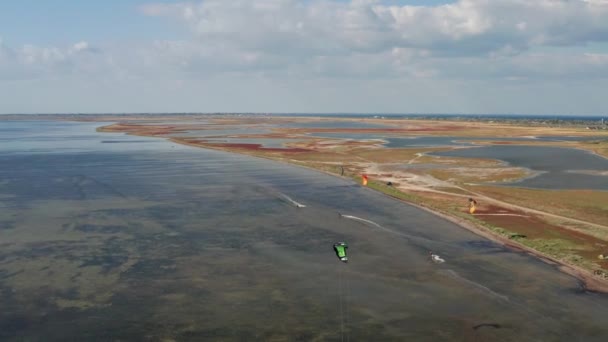 Люди Занимаются Кайтсерфингом Море Ветер Несет Спортсмена Морским Волнам Многоцветные — стоковое видео