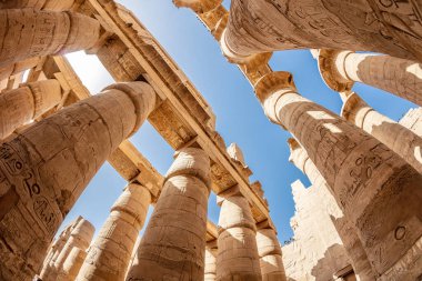 Güneş ışınları Karnak tapınağındaki kolonları delip geçiyor..
