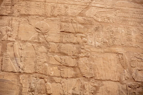 Różne Hieroglify Ścianach Kolumnach Świątyni Karnaka Świątynia Karnak Jest Największym — Zdjęcie stockowe