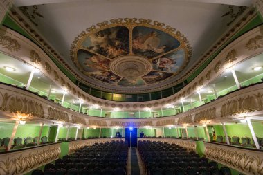 Zhytomyr Filarmoni 'nin içinde. Zhytomyr 'deki Filarmoni Orkestrası. Filarmoni orkestrası adını Svyatoslav Richter 'den almıştır. Klasik konserler için konser salonu. Eski, güzel bina..