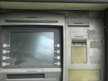 Eski, çalışmayan bir ATM. Tozda ATM. Para yok..