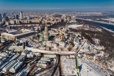 Kiev-Pechersk Lavra 'nın güzel kış manzarası. Karda birçok kilise var. Öğleden sonra Kiev 'in güzel manzarası.