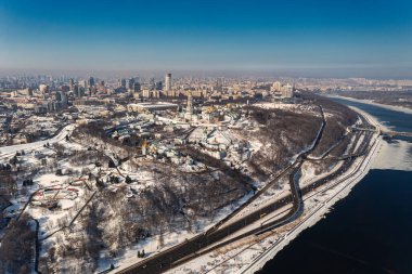 Kiev-Pechersk Lavra 'nın güzel kış manzarası. Karda birçok kilise var. Öğleden sonra Kiev 'in güzel manzarası.