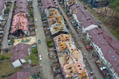Hostomel, Kyev bölgesi Ukrayna - 09.04.2022: Yıkılmış ve yanmış evlerin üst görüntüsü. Evler roketler ya da Rus askerlerinin mayınlarıyla yıkıldı. Rus işgalinden sonra Ukrayna şehirleri.