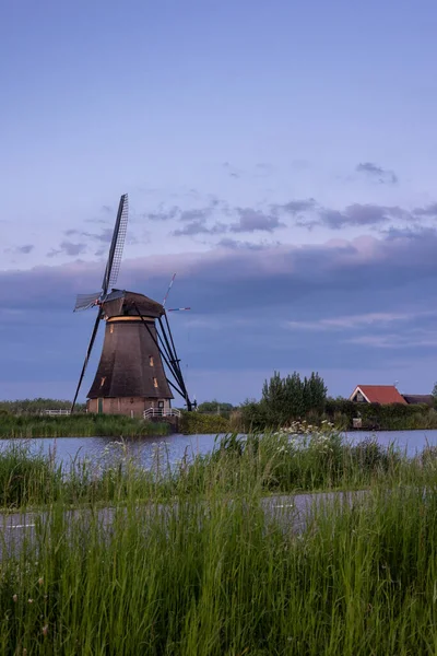 Piękne Drewniane Wiatraki Zachodzie Słońca Holenderskiej Wiosce Kinderdijk Wiatraki Latają — Zdjęcie stockowe