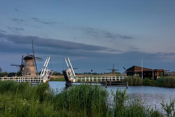 Piękne Drewniane Wiatraki Zachodzie Słońca Holenderskiej Wiosce Kinderdijk Piękne Holenderskie — Zdjęcie stockowe