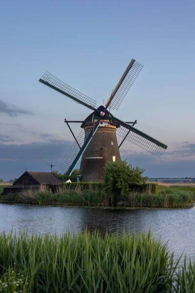 Piękne Drewniane Wiatraki Zachodzie Słońca Holenderskiej Wiosce Kinderdijk Wiatraki Latają — Zdjęcie stockowe
