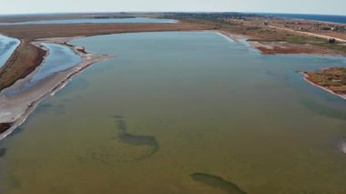 Tuz göllerinin üzerinden güzel bir yaz uçuşu. Kuru göller. Yeşil çimenler. İyi uçuşlar..