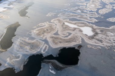 Öğleden sonra donmuş bir nehir, göl ve okyanus üzerinde güzel bir uçuş. Buz her yerde. Buzda kar.