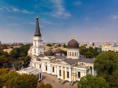 Rus füzesi düşmeden önce Odessa 'daki Şekil Değiştirme Katedrali' nin görüntüsü. Odessa 'daki merkezi katedralin güzel üst manzarası. Yıkımdan önce katedral.