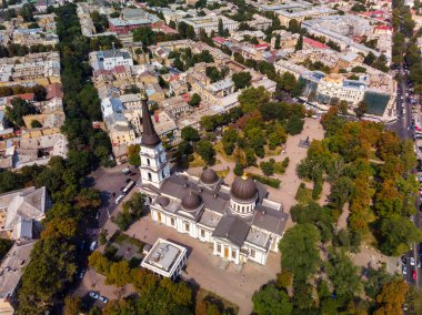 Rus füzesi düşmeden önce Odessa 'daki Şekil Değiştirme Katedrali' nin görüntüsü. Odessa 'daki merkezi katedralin güzel üst manzarası. Yıkımdan önce katedral. Sonbaharda Odessa 'nın en iyi görünümü.