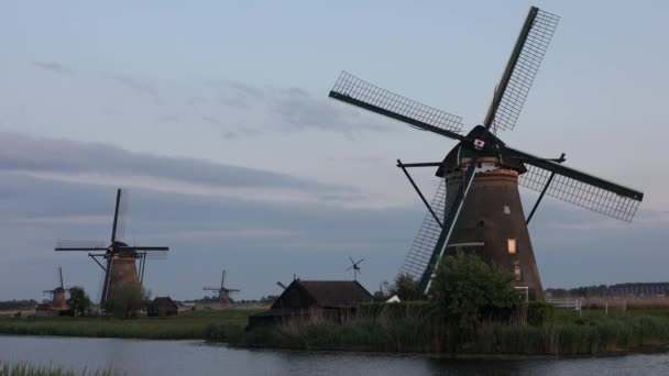 Schöne Hölzerne Windmühlen Bei Sonnenuntergang Holländischen Dorf Kinderdijk Windmühlen Laufen — Stockvideo