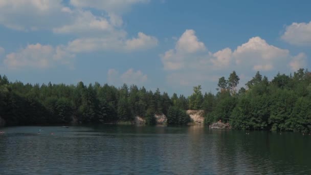 Lindo Lago Verão Pessoas Distância Estão Nadando Lago Toda Costa — Vídeo de Stock
