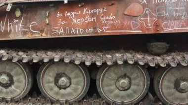 Kyiv 'deki Khreshchatyk' te yanmış Rus askeri teçhizatı. Tanklar, zırhlı personel taşıyıcılar, piyade savaş araçları. Kırık Rus zırhlı araçları.