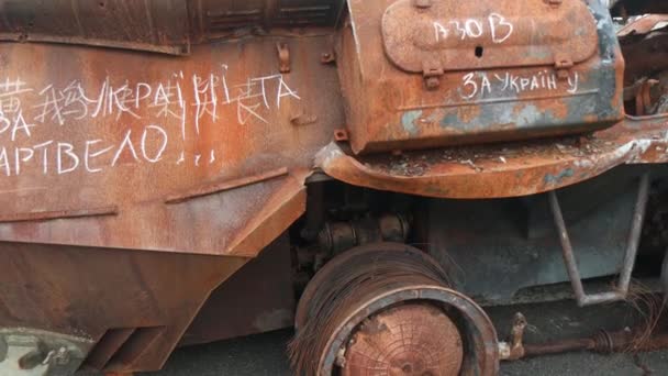 キエフのKreshchatykで燃やされたロシアの軍事装備 装甲兵員キャリア 歩兵戦闘車両 壊れたロシアの装甲車両 — ストック動画