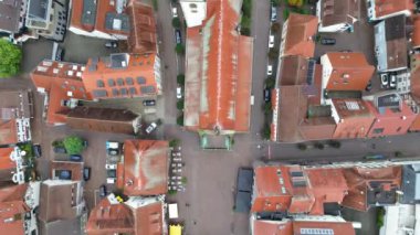 Yukarıdan güzel bir manzara, İHA 'dan turuncuya, fayanslı evler. Alman kasabası Bad Saulgau 'nun en iyi manzarası. Kilisenin çatısı ve sokakları. Şehrin Merkez Meydanı.