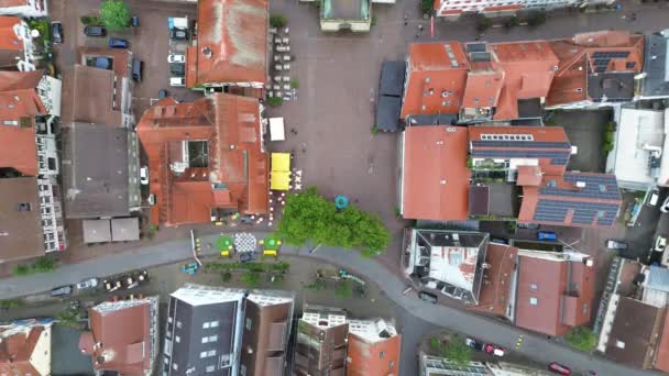 上からの美しい景色 ドローンからオレンジまで 家のタイルの屋根 バッド サルガウのドイツの町のトップビュー 教会の通りと屋根 市のセントラルスクエア — ストック動画