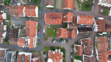 Yukarıdan güzel bir manzara, İHA 'dan turuncuya, fayanslı evler. Alman kasabası Bad Saulgau 'nun en iyi manzarası. Kilisenin çatısı ve sokakları. Şehrin Merkez Meydanı.