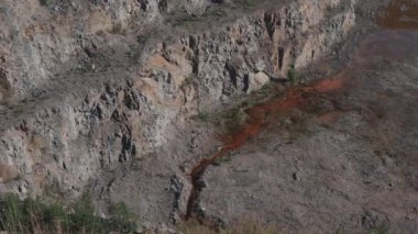 Gün boyunca çok güzel granit ocakları var. Bir sürü taş. Ağaçlar ve otlarla kaplanmış taşlar. Ağaçlar rüzgarda sallanıyor. Taş ocağının en üst manzarası.