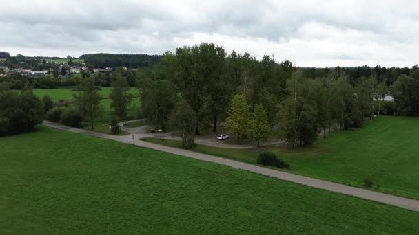 Piękny Lot Dronem Quadrocopterem Nad Zielonym Polem Wioską Niemczech Austrii — Wideo stockowe