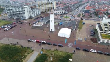 Nordweik 'teki deniz fenerine kadar güzel bir manzara. Deniz feneri setin üzerinde. Evleri ve arabaları olan güzel bir yer. Netherdem evlerinin çatıları. İnsanlar set boyunca yürür, sokaklar boyunca.