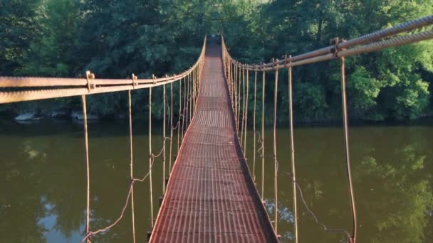 Jdi Železném Mostě Který Visí Nad Řekou Železný Visutý Most — Stock video