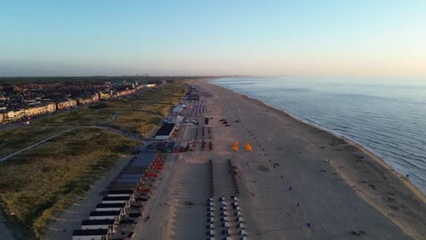 夏天在Katwijk Aan Zee海滩的美丽飞行 人们在海边休息 为游客准备的房子海滩雨伞 人们在海里游泳 荷兰的海滩 — 图库视频影像