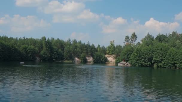 Beau Lac Été Les Gens Loin Nagent Dans Lac Toute — Video