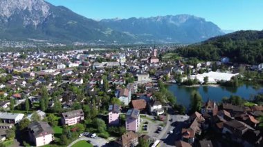 İsviçre kenti Werdenberg manzarası. Arka planda İsviçre Alpleri. Çatılar dolusu ev ve bir kuadrokopterden şehir manzarası. Güzel dağlar.
