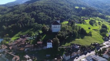 Werdenberg Kalesi 'nin güzel manzarası. İnsansız hava aracından, kuadrokopterden İsviçre 'nin Werdenberg kentindeki ortaçağ şatosuna bakın. Şehrin en iyi manzarası ve evi..